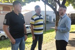 O vereador com o secretário na praça Milton Barbosa