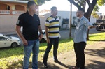 O vereador com o secretário na praça Milton Barbosa