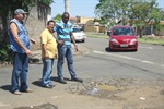 Remoção de buraco na rua Lapaz, esquina com a Miguel Caparroz, é solicitada