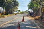 Estrada José Peres Gonzalez, no bairro Pau D’Alhinho, recebeu corte de mato e limpeza do acostamento nesta terça-feira (15)