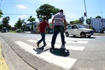 Mesmo usando a faixa, pedestres encontram dificuldades para atravessar a Armando Salles