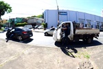 Batida de pequeno caminhão em Cruze empurrou o automóvel para além do limite imposto pela faixa