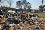 O mato, que estava alto, foi queimado devido a um incêndio na área