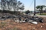 O mato, que estava alto, foi queimado devido a um incêndio na área