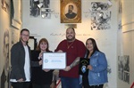 Entrega de homenagem aconteceu no hall do Salão Nobre