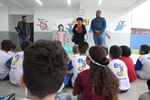 Entrega dos votos de congratulações aconteceu no pátio da Escola Municipal Joaquim Carlos Alexandrino de Souza