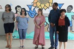 Entrega dos votos de congratulações aconteceu no pátio da Escola Municipal Joaquim Carlos Alexandrino de Souza