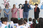 Entrega dos votos de congratulações aconteceu no pátio da Escola Municipal Joaquim Carlos Alexandrino de Souza