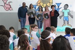 Entrega dos votos de congratulações aconteceu no pátio da Escola Municipal Joaquim Carlos Alexandrino de Souza