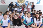 Entrega dos votos de congratulações aconteceu no pátio da Escola Municipal Joaquim Carlos Alexandrino de Souza