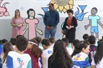 Entrega dos votos de congratulações aconteceu no pátio da Escola Municipal Joaquim Carlos Alexandrino de Souza