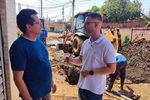 Gustavo Pompeo acompanhou, nesta quinta-feira (21), as obras iniciadas nesta semana na rua dos Pinheiros, no Bosques do Lenheiro