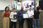 A entrega da moção de aplausos 139/2023 aconteceu no plenário "Francisco Antonio Coelho", durante a 53ª Reunião Ordinária de 2023