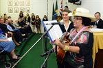 Laurisa, caracterizada de Nhá Lau, canta música em homenagem aos médicos