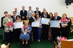 Vereadores e homenageados em foto após a reunião solene