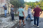 Gilmar Rotta conversou com moradores do bairro Minas Novas, que pedem a construção de canaleta a fim de melhorar o escoamento de águas das chuvas na rua Geralda Pereira dos Santos