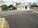 Sinalização de solo na rua Coriolano Ferraz do Amaral