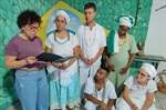 Vereadora entrega congratulações à Iyalorixá Marcela de Logun Edé