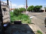 Matheus Erler verifica falta de calçada em terreno no Nova Iguaçu