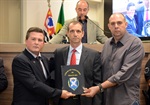 Trevisan Jr. homenageia o GOE, da Polícia Civil