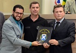 Trevisan Jr. homenageia o GOE, da Polícia Civil