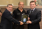 Trevisan Jr. homenageia o GOE, da Polícia Civil