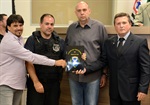 Trevisan Jr. homenageia o GOE, da Polícia Civil