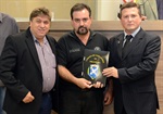 Trevisan Jr. homenageia o GOE, da Polícia Civil