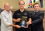 Trevisan Jr. homenageia o GOE, da Polícia Civil