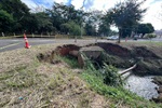 Vereador vistoria córrego no bairro 1º de Maio a pedido de moradores