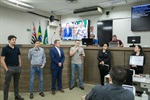 A entrega da moção de aplausos 184/2024 aconteceu no início da 65ª Reunião Ordinária, no Plenário "Francisco Antonio Coelho"