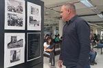 Vereador visita exposição coletiva “Comurba: 60 anos da queda”, instalada no Poupatempo