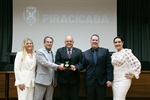 Medalha de mérito destaca empresa referencial na América Latina