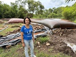 Silvia Morales ao lado das bags de armazenamento do lodo retirado