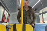 Vereador Renan Paes acompanha entrega de ônibus escolar.