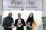 Os alunos foram recepcionados pelo vereador Cássio Luiz Barbosa, e tiveram a oportunidade de conhecer o Legislativo e simular a deliberação de um projeto de lei 