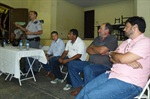 Pároco (à direita) e presidente da associação dos moradores (ao centro) estiveram na reunião