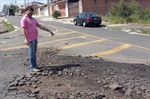 Motoristas e pedestres reclamam de buracos perigosos no bairro