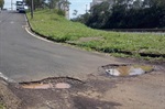 Motoristas e pedestres reclamam de buracos perigosos no bairro