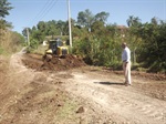 Luiz Arruda conferiu o trabalho da Prefeitura na colocação de cascalho na via