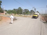 Luiz Arruda conferiu o trabalho da Prefeitura na colocação de cascalho na via