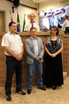 Proprietários do estabelecimento, Acary e Luciany receberam homenagem