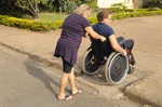 Doni Calixto é cadeirante e enfrenta dificuldades para se locomover por causa do asfalto ruim