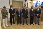 Moschini, Nicolela, Capitão Gomes, Zampieri, João Manoel e Gustavo durante a entrega da moção