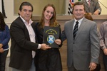 Paiva e Trevisan entregam cópia da moção a Clara Garcia Grizotto
