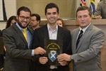 Matheus Erler e Trevisan entregam cópia da moção a Rafael Bitencourt