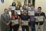 Trevisan e homenageados em foto após a entrega da moção de aplausos