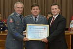Major Samuel Rebessi Penteado recebe a homenagem, entre Zampieri e Trevisan