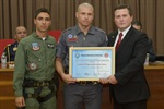 Soldado Edgar Aparecido dos Santos recebe a homenagem, entre Pedro Dias e Trevisan