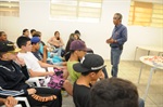 João Manoel dos Santos conversando com os alunos